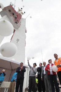 Las autoridades dejaron volar globos blancos como símbolo de paz y solidaridad 