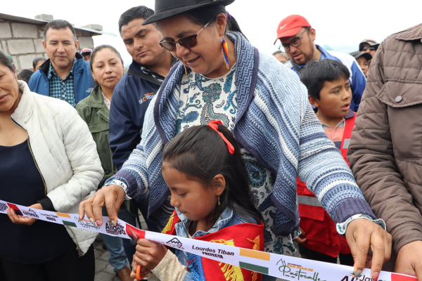 Prefectura de Cotopaxi, invierte más de $140 mil dólares para mejoramiento de vía en la parroquia Pastocalle.