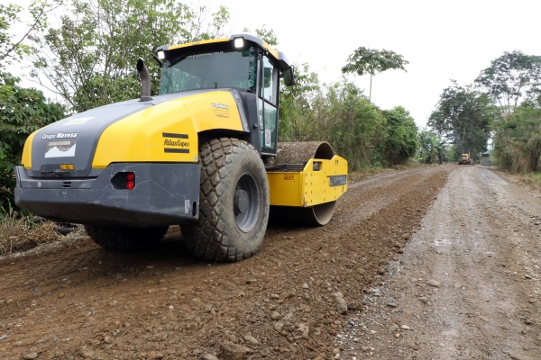 Maquinaria de la Prefectura trabaja en el mantenimiento vial