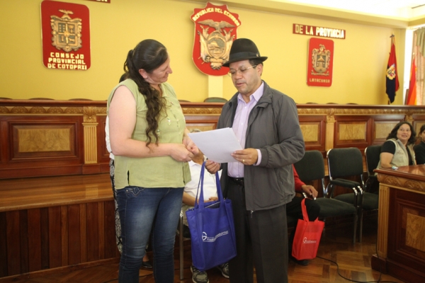 Agricultores innovadores reciben reconocimiento de la Prefectura.