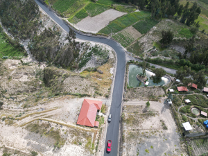 Gerente de la Sucursal Zonal Sierra Centro del BDE verifica avance de obras viales en Cotopaxi