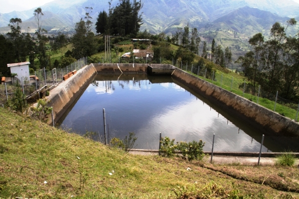 Barrio Colaguila recibió material de construcción para reparar reservorio