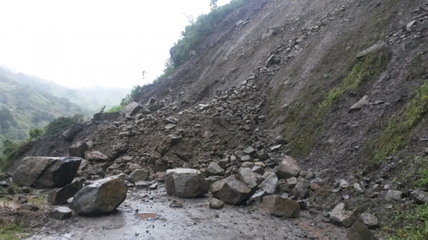 MAQUINARIA DEL GAD COTOPAXI, MUNICIPIO DE PANGUA Y GAD´S PARROQUIALES  TRABAJAN PARA MANTENER TRANSITABLES LAS VIAS