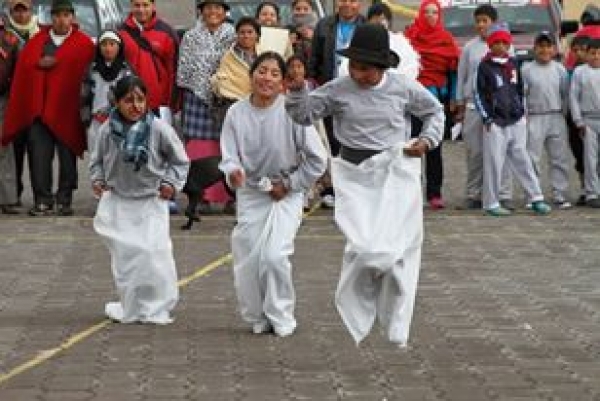 Cochapamba kitillipi yachakuk wawakuna ñawpa pukllaykunata yuyarishpa pukllanmi