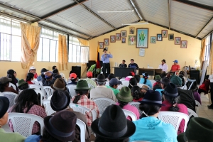 Comunidad de Quilajaló en reunión con el Prefecto de Cotopaxi