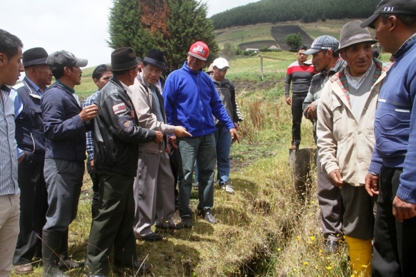 Prefecto abrió las compuertas del canal de riego en la zona 2 de Cumbijín