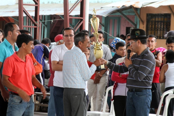 Prefecto entrega el trofeo para los ganadores del encuentro de fútbol 