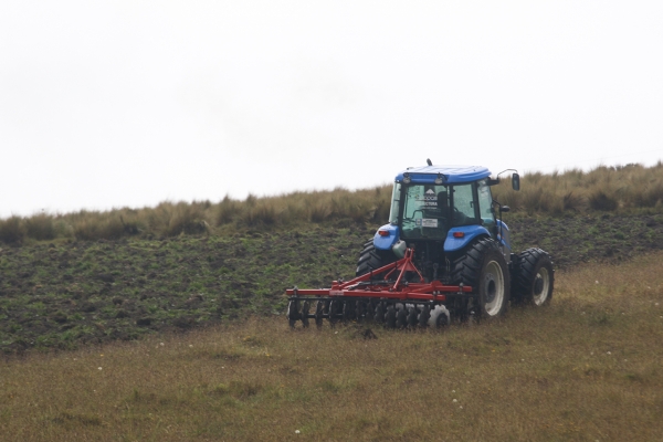 Tractor y rastra prestán su servicio a favor de productores de Cotopaxi