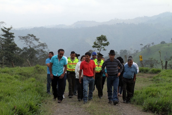 Prefecto junto a los habitantes de Las Pampas 