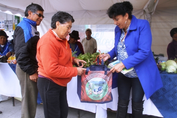 Salcedenses recibieron bolsos biodegradables en feria agroecológica