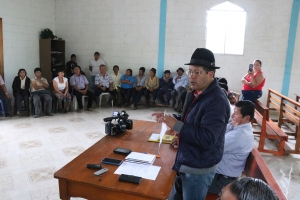Prefecto enseña el mapa minero en Pangua