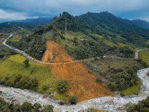 GADPC y autoridades locales, unen esfuerzos para abordar emergencia vial en la E30 tras deslave en el sector Guayacán