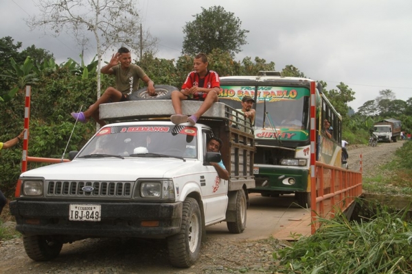 Transporte circulando sobre el puente inaugurado